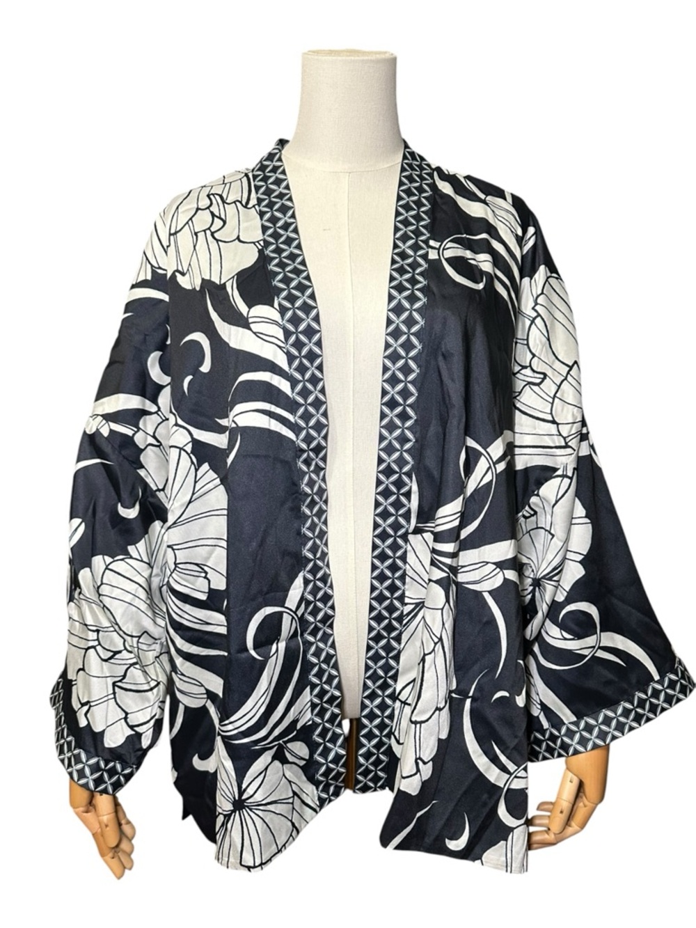 Chico's Navy White Covering Ruana Short Kimono NWOT - Picture 2 of 11
